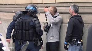 L'ONG Reporters Sans Frontières (RSF) s'est déclaré inquiet de la montée de la violence systématique des forces de police françaises contre les journalistes et reporters de terrain. Des témoignages en cascade rapportent que le simple fait de porter un brassard "presse" peut faire de vous une cible au regard de CERTAINS policiers. L'argument du stress ne tient plus. Un nombre jamais vu de preuves et d'images s'accumule et pourtant les grands médias télévisés restent aveugles à cette réalité, film