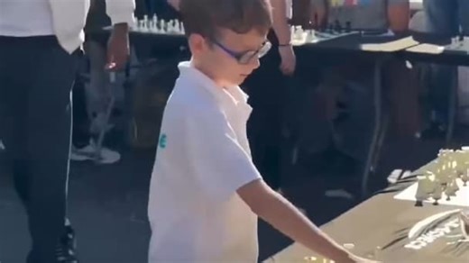 12 adversaires simultanés à seulement 9 ans: le prodige français des échecs crée la sensation à Marseille