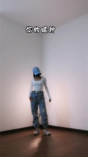 耍帅一下😎#淡淡然掠过神秘又美丽 #你的眼神扭腰挑战舞 #推荐#tiktokdance #lynnlow600 #tiktokmalaysia #foryoupage #fypシ