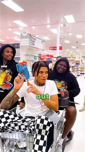 They really kicked NLE Choppa out of Target 😂👉