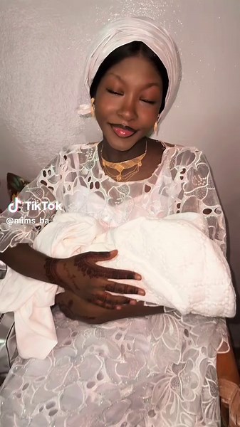 Fatoumata Mathilda Diakité 🤍 vos douaou pour notre petite princesse 🥹 (C’est l’enfant de ma sœur jumelle kabini sissan)😩 Ma robe a été cousue par @✂️🧵Fantiss Vogue✂️🧵91974744