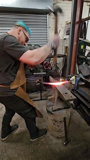 forging our damascus bar. #forging #blacksmithing #damascussteel #hammer