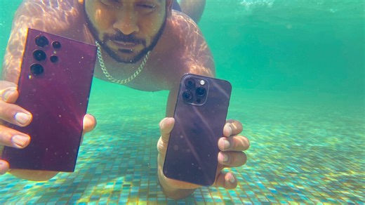 17M views · 10K reactions | पानी के अंदर करी फ़ोन पे बात हुआ भारी नुकसान Samsung VS Iphone underwater network test | YASH KE EXPERIMENTS | Facebook