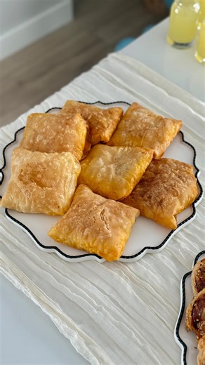 Rümeysa Ersöz on Instagram: "Pırasalı Puf Börek Çıtır çıtır puf puf kabaran nefis bir börek oluyor. Buzluğa da koyabilirsiniz, ben hazırlayıp dondurucuya kaldırdım. Misafir geleceği gün çıkartıp pişirdim nefis oldu 👌 Pişireceğiniz zaman üzerine biraz tereyağı eritip fırçayla sürüp fırınlayabilirsiniz. 12 börek için: 3 adet yufka Börek sosu: 1 şişe maden suyu 1 çay bardağı sıvı yağ 2 yemek kaşığı un 2 yemek kaşığı sirke İç harç 1 soğan 1 havuç Yarım kg pırasa (hepsine yetmedi 2 tanesini peynirli