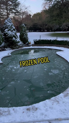 Late close down on a frozen pool! 🥶 #thep00lguy #hollayaboy #oddlysatisfying #satisfying #swimmingpool #frozen