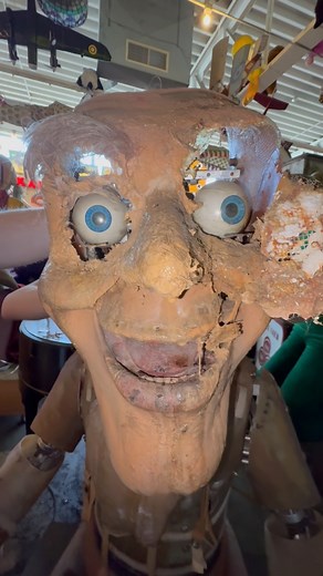 Owen on Instagram: "This abandoned animatronic was found at American Treasure Tour . . . #animatronics #showbizpizza #chuckecheese #fnaf"