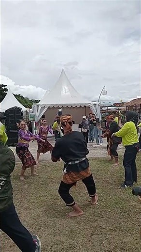 The Excitement of the Purwakarta Maranggi Satay Dance at the West Java Festival