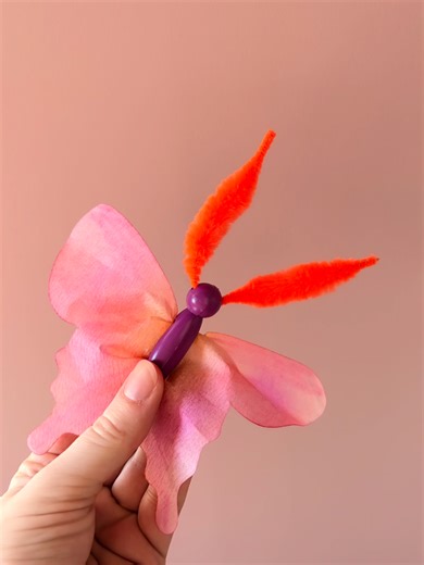 Vlinder knutselen 🦋 Simpel en vrolijk DIY idee voor kinderen Volg voor meer makkelijke knutselideeën! #lentecraft #knutselen #diy #kidsactivities #easycraft