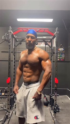 MindBody Mastery Coach | Calisthenics & Hybrid Training on Instagram: "BLACKSUPERMANS vs FULL-RANGE PUSHUPS (READ THIS) Most people treat pushups like a cardio movement. That’s why their chest never grows. Here’s the real difference: Full-Range Pushups • Chest relaxes at the top • Load shifts to shoulders + triceps • Tension is broken every rep • Great for endurance, NOT optimal chest growth Blacksupermans (Short-Range) • Chest stays under constant tension • No lockout = no resting • Maximum mus