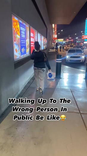 692K views · 101K reactions | Awkward Moments of Error #reaction #funny #reels #viral #stranger #haha #successfam | Safari Silva | Facebook