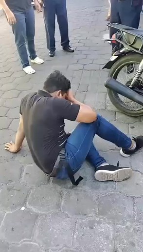 Un sujeto originario de #Pacayita, #Masaya fue capturado por taxistas a quienes les robaba. El modus operandi del sujeto era llegar al parque central de Masaya a buscar taxis y pedirles que le hicieran un viaje a Managua, al mercado Iván Montenegro para comprar supuestamente, queso y crema pero les pedía que le prestaran el cel para hacer la llamada al supuesto vendedor,una vez con el cel en las manos éste se daba a la fuga con el teléfono. | Solo Noticias Nicaragua - SNN