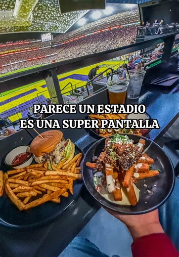¿Cómo podría mejorar la experiencia de ver un partido? 🏈 Viéndolo en el domo de @Cosm Dallas se siente irreal, como si realmente estuvieras ahí sentado en el estadio. 💵 Hay 3 niveles en el domo y depende del evento, por que también pasan otros deportes y proyectan evento musicales o incluso el Circo Soleil, nosotros pagamos $50dlls por persona, estábamos en la barra del nivel 3 y nos encantó la vista. Ya compramos en ese mismo nivel pero en los sillones para ver Lakers vs Spours y nos costaron