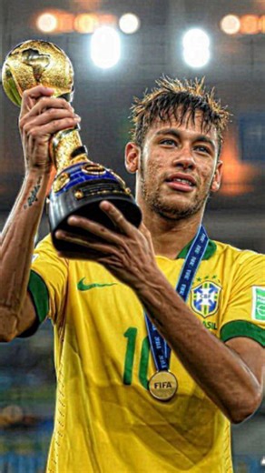 @sauten_cmbk on Instagram: "1990년 개봉한 영화 〈나홀로 집에(Home Alone)〉는 단순한 가족 코미디를 넘어, 혼자 남겨진 한 아이의 용기와 따뜻함을 담아낸 작품입니다. 크리스마스의 화려한 장식과 밝은 음악 뒤에는, 케빈이 느끼는 외로움과 성장의 순간들이 자연스럽게 스며 있습니다. 처음엔 집에 혼자 남았다는 사실이 마치 해방된 듯 신나 보이지만, 시간이 지날수록 조용한 집 안 곳곳에서 케빈이 맞닥뜨리는 고요한 감정들이 더 깊이 다가옵니다. 빈 식탁, 적막한 밤, 멀리서만 들리는 캐럴 소리… 이런 순간들이 영화의 분위기를 더욱 따뜻하면서도 쓸쓸하게 만들죠. 하지만 이 영화가 오래 기억되는 이유는, 결국 케빈이 혼자서도 두려움을 이겨내고 집을 지켜내는 모습 때문입니다. 장난기 가득한 함정들과 소동 속에서도, 어린 아이의 순수한 용기와 가족을 향한 그리움이 자연스럽게 묻어납니다. 많은 사람들이 “왜 매년 겨울만 되면 이 영화를 다시 보게 될까?”라고 말합니다