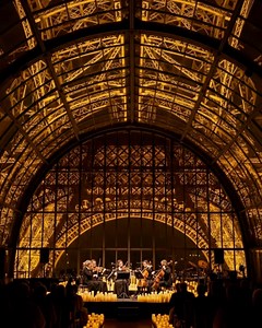 Laissez-vous emporter par la magie de la musique d’Édith Piaf lors d’un concert unique, éclairé uniquement à la lueur des bougies. | Candlelight Concerts by Fever
