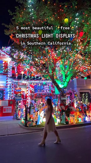 5 most beautiful FREE Christmas displays in Southern California 😍 📍Dana Point Harbor, Orange County @danapointharbor (November 12 - January 4). A lot of charming lights along the coast. Doesn’t get too crowded since people usually don’t stay long there. Amazing for holiday pictures. 📍 The Grove, Los Angeles @thegrovela Starts from November 17 this year. This is a shopping center with lots of festive decorations and holiday themed products and restaurants. 📍 Hotel Del Coronado Lightshow, San