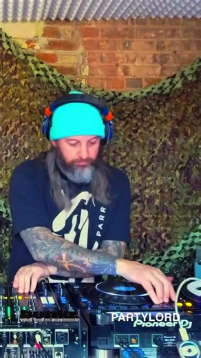Full set by DJ Partylord - an hr of house, club + tech at bunkr.