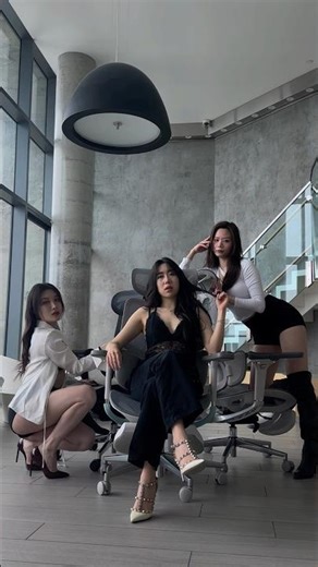 Thirst trap for an office chair??😳 #blackpink #dance
