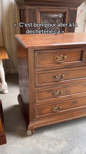 ✨ Avant / Après ✨ Cette commode a complètement changé de style ! Noir chic, élégante et prête à sublimer votre intérieur 🖤 Chaque meuble a une histoire, et moi je la transforme pour lui donner une seconde vie. #RelookingMeuble #AvantApres #TransformationMeuble #DecoMaison #MeubleAncien #MeubleRelooke #DecoInterieur #HomeDecor #Upcycling #MeubleUnique #Artisanat #RenovationMeuble #MeubleChic #VintageRevival #InterieurDesign #RelookingDeco #MeubleDesign #HomeMakeover #DecoInspiration #MeubleNoir 