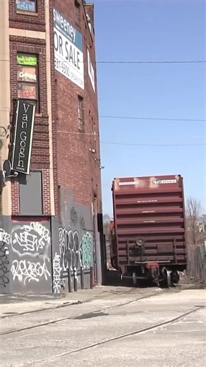 Train goes down old spur passing an abandoned building. Trains no longer operate on this old spur to Providebce Journal. Providence, RI 2021. #trains #railroad #rhodeisland #providence #fyp