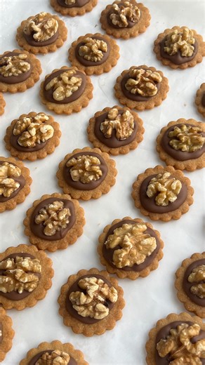 Lina's kitchen 👩‍🍳 on Instagram: "Ces sablés sont tout simplement incroyables ! C’est la recette à retenir pour toutes tes pâtes sablées, que ce soit pour des biscuits ou pour des fonds de tarte. Ingrédients pour 250 à 300 g de biscuits 70 g de beurre mou 35 g de sucre semoule 130 g de farine 1 jaune d’œuf Une pincée de sel 1 cuillère à soupe de poudre d’amandes Extrait de vanille Chocolat de ton choix Quelques noix Préparation Commence par mélanger le beurre mou avec le sucre, la poudre d’ama