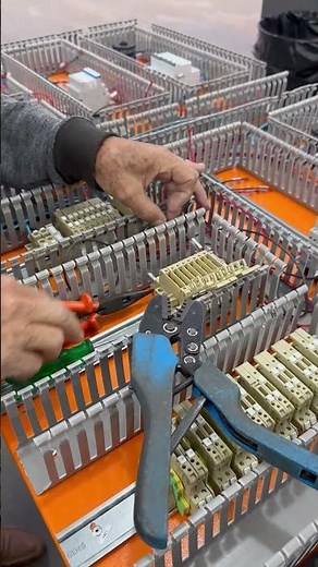 A fase de montagem do painel elétrico