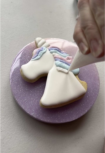 Let’s dress this cookie up for a cake. ✨💗 Here is the SECOND cookie that went on top of a cake! #cookie #cake #cookiedecorating #asmr #oddlysatisfying #satisfying