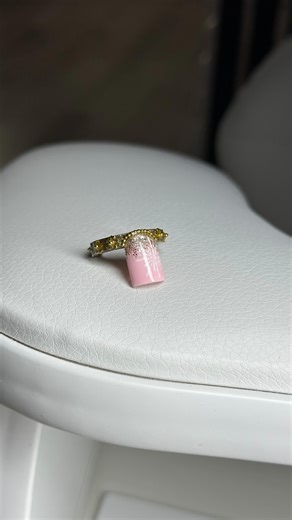 МАНИКЮР ПЕДИКЮР ГУКОВО on Instagram: "Я долго думала, что бы такое красивое придумать для травмированного пальчика моей маленькой клиентки ?!🤔 Что-то такое, чтоб она могла полноценно насладиться 🤗🤩красивым маникюром под Новый год 💫 Так вот в один из рабочих дней мне на глаза попался типс на крышке гель-лака и я подумала…, а если его одеть на пальчик ?!💡 В тот же день написала маме девочки и попросила прислать желаемый дизайн маникюра её дочки на предстоящий визит💅 Получив фото я подогнала 