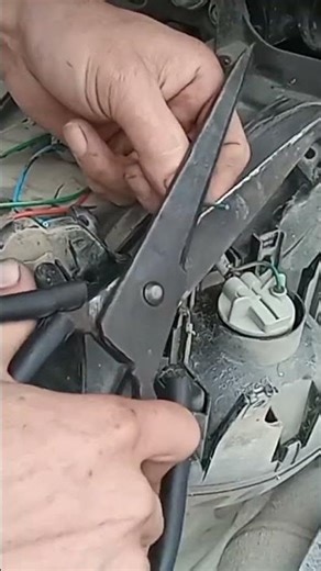 How to remove the taillight of a Honda SH Modern scooter, part 6