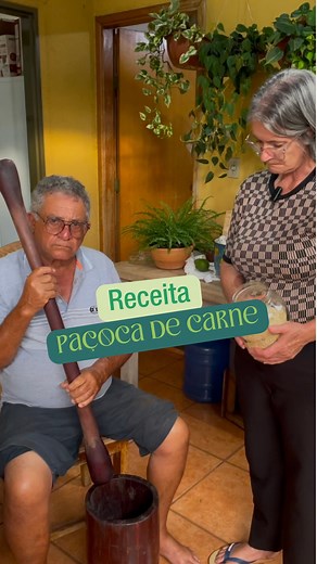 Receita da nossa paçoca de carne No vídeo está todo o passo a passo que fazemos, tudo feito com muito carinho. Uma tradição de muitos anos em nossa família. Feita do modo tradicional no pilão. Usamos: carne de sol ou carne serenada em torno de 2kg 1,5kg de farinha de mandioca Pimenta, cebola e alho a gosto Vocês já tinham visto dessa forma? Comenta aqui quem vai fazer? #receita #receitasdaroça | Jardim Toque de Mãe