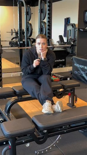 Evi Sports | NO PAIN NO GAIN! Of ligt dit net een beetje anders…? Ik ga het je uitleggen 😝 Mijn amazeballs outfit is uiteraard van @aybl en ik ga dit... | Instagram