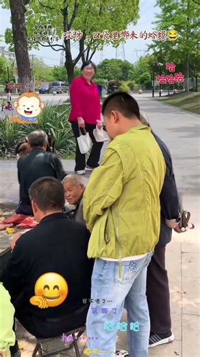 Popular outdoor funny videos. Oops, where did the toad come from in the pocket? Who did it? This