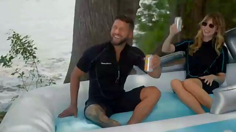 Inflatable Floating Island, 6 Person Floating Island Pool Lake Raft Lounge, Sunbathing Pool Float for Pool, Beach, Lake, River, Includes Air Pump, Extendable Oars