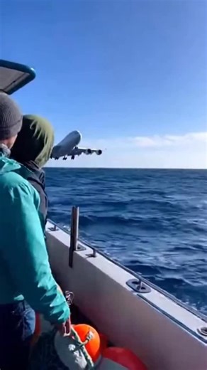 Jet.Nerd on Instagram: "A plane that doesn’t sink when it crashes into the ocean? 🌊✈️ Sounds unreal… but aviation is already exploring it. Imagine this: A commercial jet suffers an emergency over open water — and instead of sinking, a massive inflatable float deploys under the fuselage, turning the entire aircraft into a giant life raft. Like an airbag… but for airplanes. 😳 The system works automatically: 🔹 Water impact detected 🔹 Gigantic float deploys in seconds 🔹 Keeps the aircraft afloa