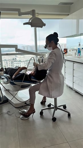 Alexandra Tavares Dias on Instagram: "Acompanhamento a longo prazo é ciência. É responsabilidade. É Periodontia de verdade. Resultados reais se constroem, se observam e se validam com o tempo. E nada melhor do q estar bem acompanhada. Eu e meu Mectron. Meu Mectron e eu. Combi Touch no meu dia a dia vale ouro!! E se não bastasse, ainda pude acompanhar uma pessoa muito especial. Se ele faz meu filho feliz, me faz feliz também. 🥰 @raib0lt #perio #odonto #odontologia #combitouch #mectron"