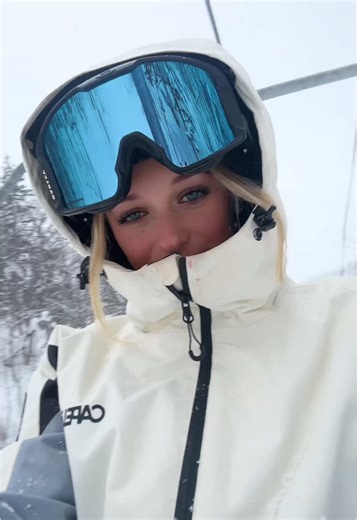 @CapelinCrew Outdoor Wear jacket and gloves 💙 dc ‘CHILLI10’ #snowboarding #japan #baggypants #snowjacket #snowoutfit