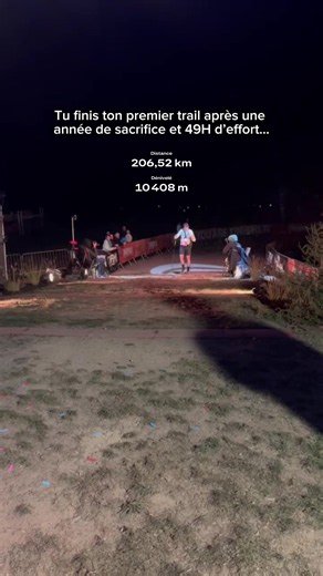 Cette ligne d’arrivée, je l’ai imaginée pendant des mois… Des milliers de kilomètres d’entraînement Des centaines d’heures Des sacrifices, des doutes, des réveils difficiles et des journées entières à préparer mon corps pour ce moment Et pourtant, rien ne pouvait vraiment me préparer à ce que j’allais vivre pendant ces 49 heures J’ai eu mal J’ai douté J’ai halluciné Je me suis effondré J’ai pensé que mon aventure allait s’arrêter Mais j’ai continué Jusqu’à ce moment 206,52 km 10 408 m D 49 heure
