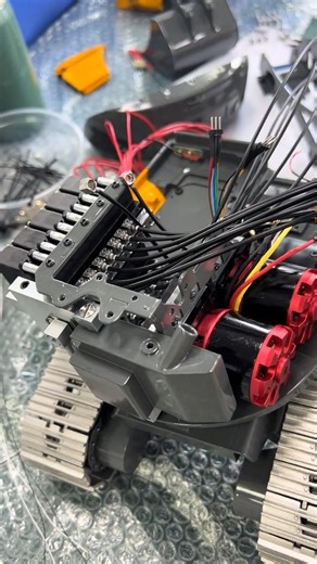 The hydraulic system of the MC15 excavator – compact and exquisite, it's simply incredible!#rc #excavator #model #modeling #lesu | LESU RC USA