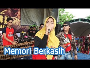 Memori Berkasih - Duetnya Mantap bgt - Angklung Carehal Malioboro (Festival Jerami Banjarejo 2018)