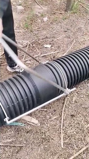 Clever fastening process of corrugated pipes using creative tools