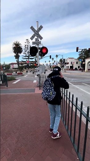The worst railroad crossing malfunction I’ve ever seen. In Santa Barbara CA on Dec 8 2024