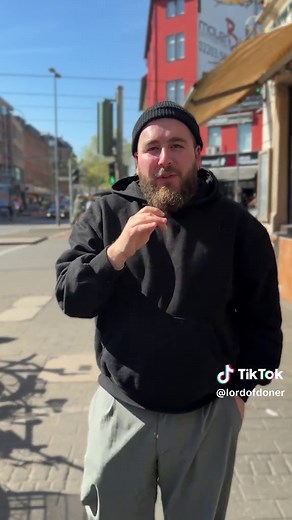 Döner ist nicht automatisch halal. Viele verlassen sich nur auf ein Zertifikat — aber reicht das wirklich aus? In diesem Video sprechen wir darüber, worauf man bei halal Fleisch tatsächlich achten sollte und warum das Thema viel komplexer ist, als viele denken. ⚠️ Nach diesem Video wirst du Döner vielleicht anders sehen. Was denkt ihr: Reicht ein Halal-Zertifikat aus oder sollte man tiefer schauen? 👀 #döner #halal #deutschland #foodtalk #lordofdöner