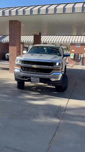 $17.500 • 2017 Chevrolet 1500 Extended Cab · Long Bed Vendo bella chevy Silverado LT Motor bueno💯 Transmisión excelente📌 Cauchos buenos👌🏻 Tapicería buena Radio bluetooh CarPlay Cámara de reversa (Respaldo) 4x4 Todo al día👌🏻 https://www.facebook.com/marketplace/item/2185312738660219/ | Moises Lopez