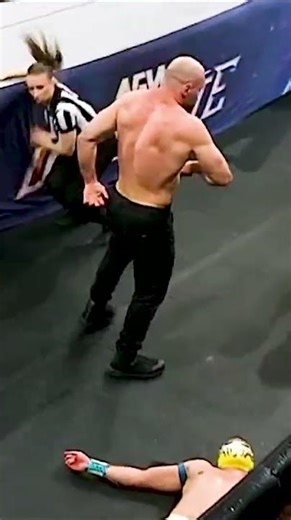 #JonMoxley hits a HOME RUN on #MasaraDorada's jaw! #AEWDynamite