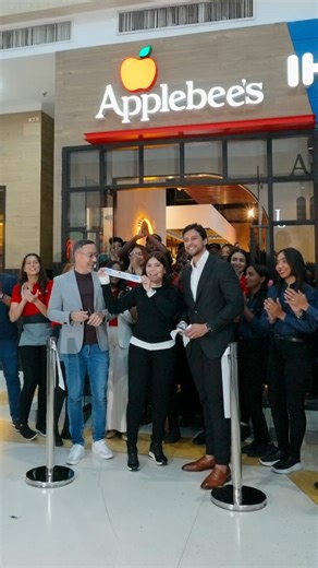 Applebee's Rep. Dominicana 🍎 on Instagram: "Un San Valentin propicio para celebrar el romance de dos marcas que se casan con la gloria al ofrecer un espacio repleto de sabor, alegría y dulzura. @applebeesrd & @ihoprd ❤️ declaran su amor al mundo, estrenando una sucursal combinada en Sambil (Santo Domingo), ubicada en el 1er. nivel📍 El nuevo restaurante estará abierto todos los días para desayuno, almuerzo y cena. El horario será domingo a jueves de 8:00 a.m. a 11:00 p.m., y viernes y sábado de