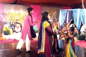 Daandiyan Performance on Latthay di Chadar - Amber baji's Mehndi Dance 2016