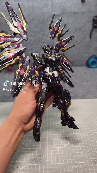 Explore Gundam Model Setups and Customizations