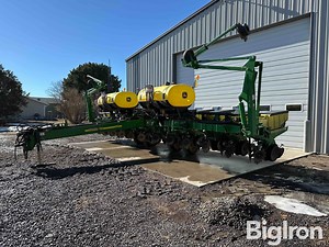 2009 John Deere 1760 MaxEmerge XP 12R30" Front-Fold Planter | Agriculture