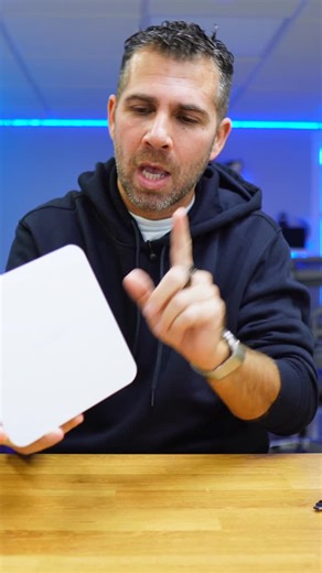 CHUWI AuBox 🚀 Mini PC para Home Lab 🧪 🧠 Processador ➡️ AMD Ryzen 7 8745HS 🚀 ➡️ Performance top para multitasking, servidores e até gaming leve 🎮 💾 Memória & Armazenamento ➡️ 16GB de RAM (upgrade fácil até 64GB) 🧩 ➡️ 512GB SSD suporte para 2 SSDs 💨 🔌 Conectividade ➡️ USB-C 3.2 e USB-A 3.2 ➡️ HDMI DisplayPort 🖥️ ➡️ USB-A 2.0 ➡️ 2x portas de rede 2.5GbE 🌐🔥 🧱 Construção Top ➡️ Corpo todo em metal 🪨 ➡️ Design compacto tipo Mac Mini 😎 ➡️ Fácil de abrir e fazer upgrades 🔧 ⚡ Versátil ao 