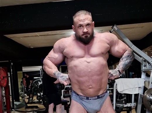 肌肉壮熊Hope Markus展示训练成果（1）