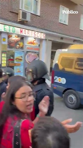 "¡Qué pase la prensa!": manifestantes piden a la policía que permitan el acceso a los periodistas